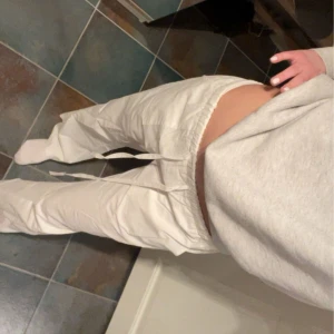 Vita linnebyxor  - Snygga vita linnebyxor med elastisk midja och snörning för en bekväm passform. Aldrig använda 