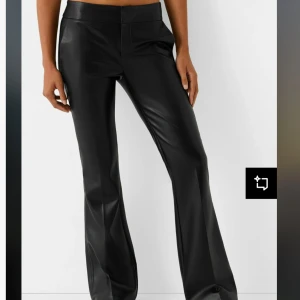 Svarta lågmidjade skinnbyxor - Skit snygga lågmidjade skinnbyxor från bershka💞