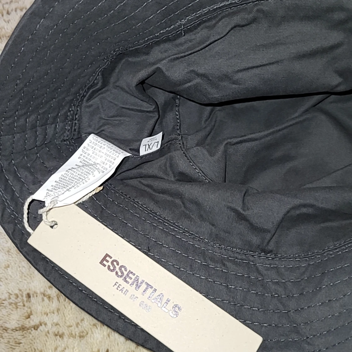 Svart bucket hat från Essentials - 1