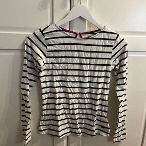 Randig långärmad topp från Hampton Republic - Säljer en stilren randig topp från Hampton Republic i storlek 146/152. Den är vit med svarta ränder och har långa ärmar. Perfekt för en avslappnad stil. 🖤🤍