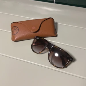 Ray-Ban boyfriends - Snygga solglasögon från Ray-Ban, modell RB 4147. Brunt mönster, och kommer med ett brunt fodral och putsduk. Perfekta för en stilren look. Ny pris på ungefär 1200kr! Tveka inte att komma med erbjudanden!
