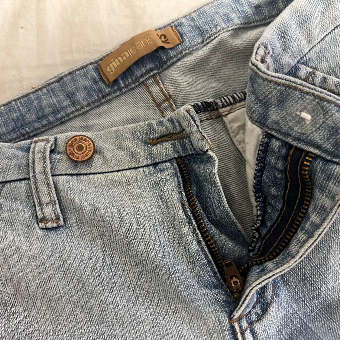 Ljusblå jeans från Gina Jeans - 2