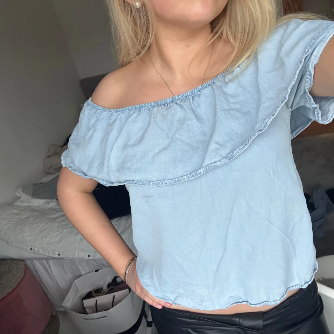 Ljusblå offshoulder topp