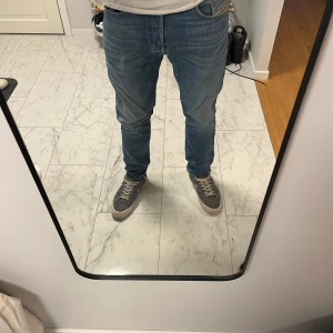 Diesel jeans - Snygga blå jeans från diesel. Jeansen är i bra skick och passar dig som är 175-180cm lång!