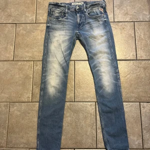 Blå jeans från Replay - Tja! Säljer dessa snygga jeans från märket Replay. Passfomen är slimfit storlek 33/36. Inga defekter!