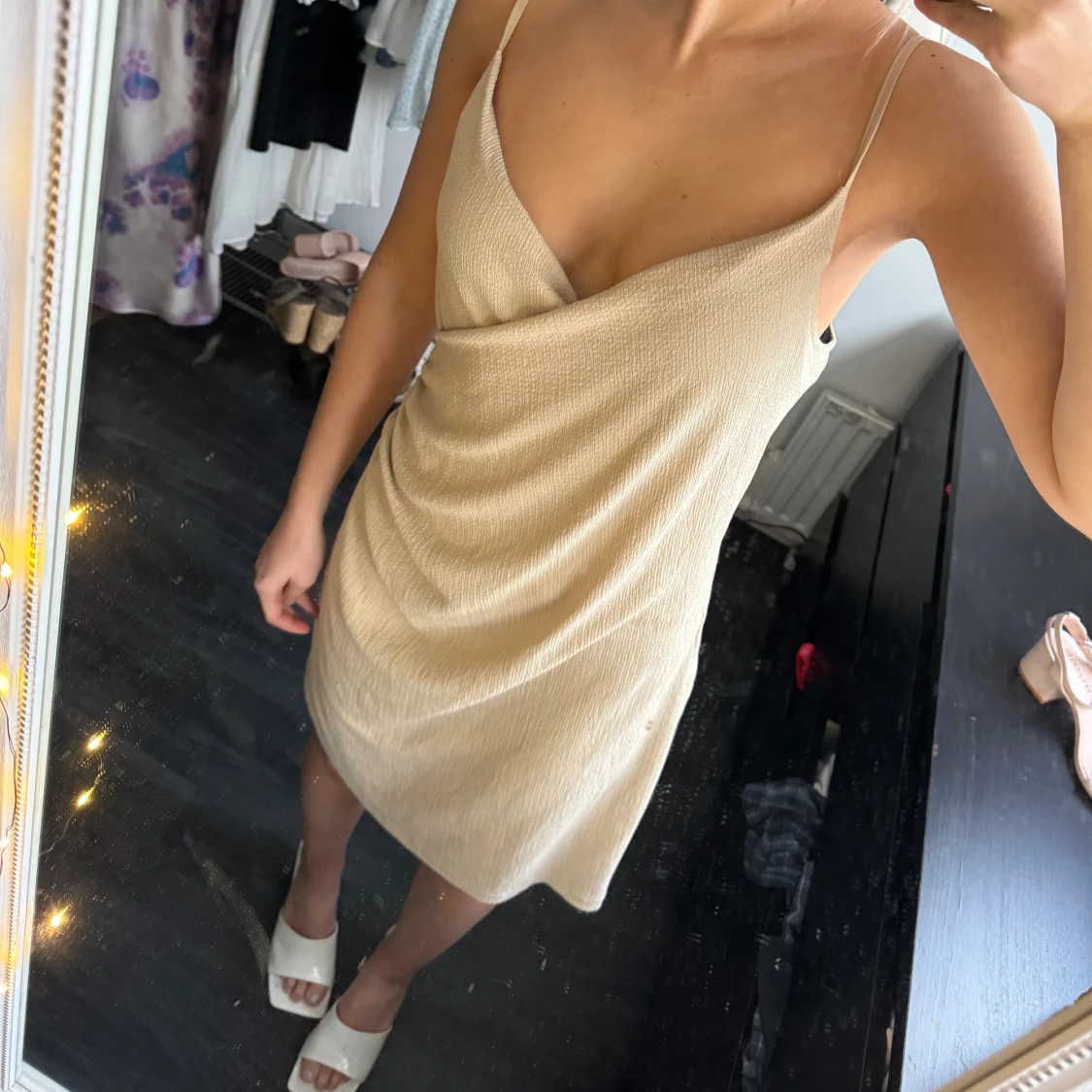 Beige omlottklänning