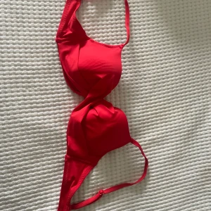 Röd bikiniöverdel - Säljer denna supersnygga bikiniöverdelen från Kappahl i storlek 75 C säljer pga den inte kommit till användning, perfekt till sommaren ⭐️❤️