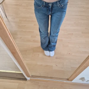 Jätte snygga low waisted/bootcut jeans - Jätte snygga jeans och ganska low waisted från märket Vero moda strl 33💕 