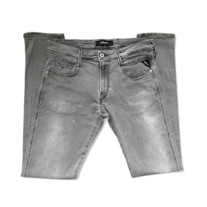 Grå jeans från Replay - Snygga grå jeans från Replay som är i bra skick! Jeansen har inga direkta defekter. Mitt pris 449 kr! Skriv vid minsta fundering eller behov av bilder!