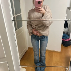 Lågmidjade ljusblå jeans från only - Jättesnygga lågmidjade jeans. Fickor framtill, storlek 26/34 Innerbenslängd: 86cm Midjemått: 36 cm💗💗