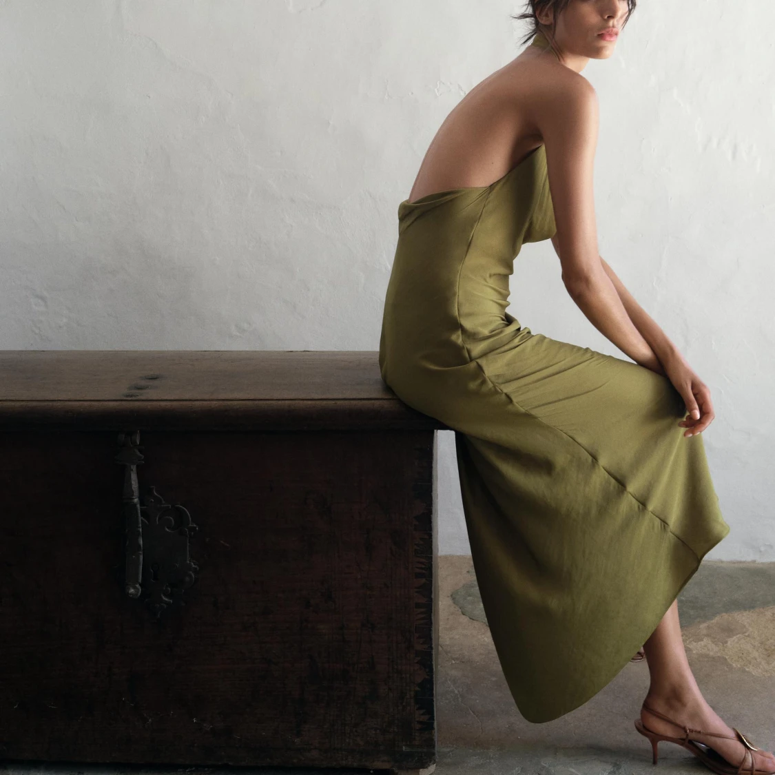 Olivgrön långklänning med draperad hals - 2