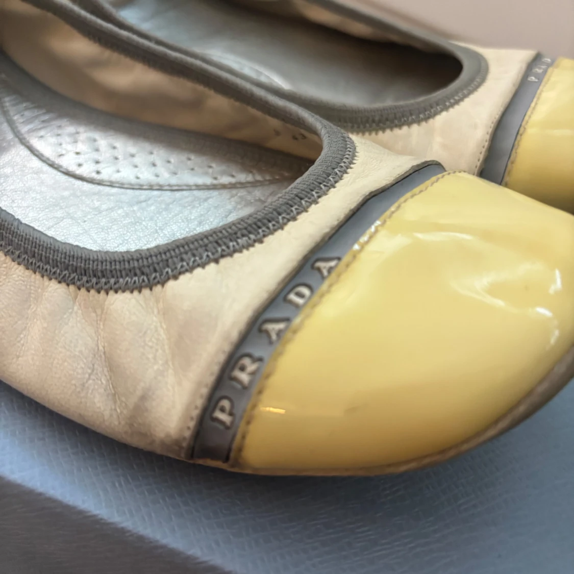 Beige& gula ballerinaskor från Prada - 2