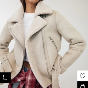 Beige jacka med teddyfoder - Stradivarius  - Jackan är precis som ny, knappast använd. I storlek 34