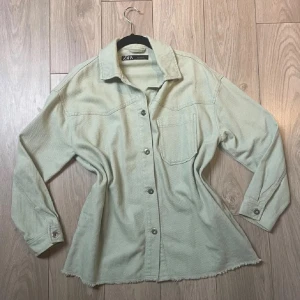 Grön jacka Zara - Trendiga gröna jackan från Zara som klär så snyggt till våren och kyligare sommardagar! 