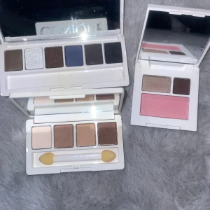 Ögonskuggspaletter och rouge från Clinique - Säljer tre snygga paletter från Clinique + Jonathan Adler. Två ögonskuggspaletter med olika nyanser av brunt, blått och silver. En palett med två ögonskuggor i bruna toner och ett rosa rouge. Helt oanvända, går att köpa seperat, pris går att diskuteras💕