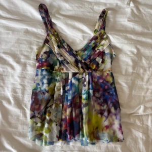 Färgglad topp från Lindex - Säljer en färgglad topp från Lindex 