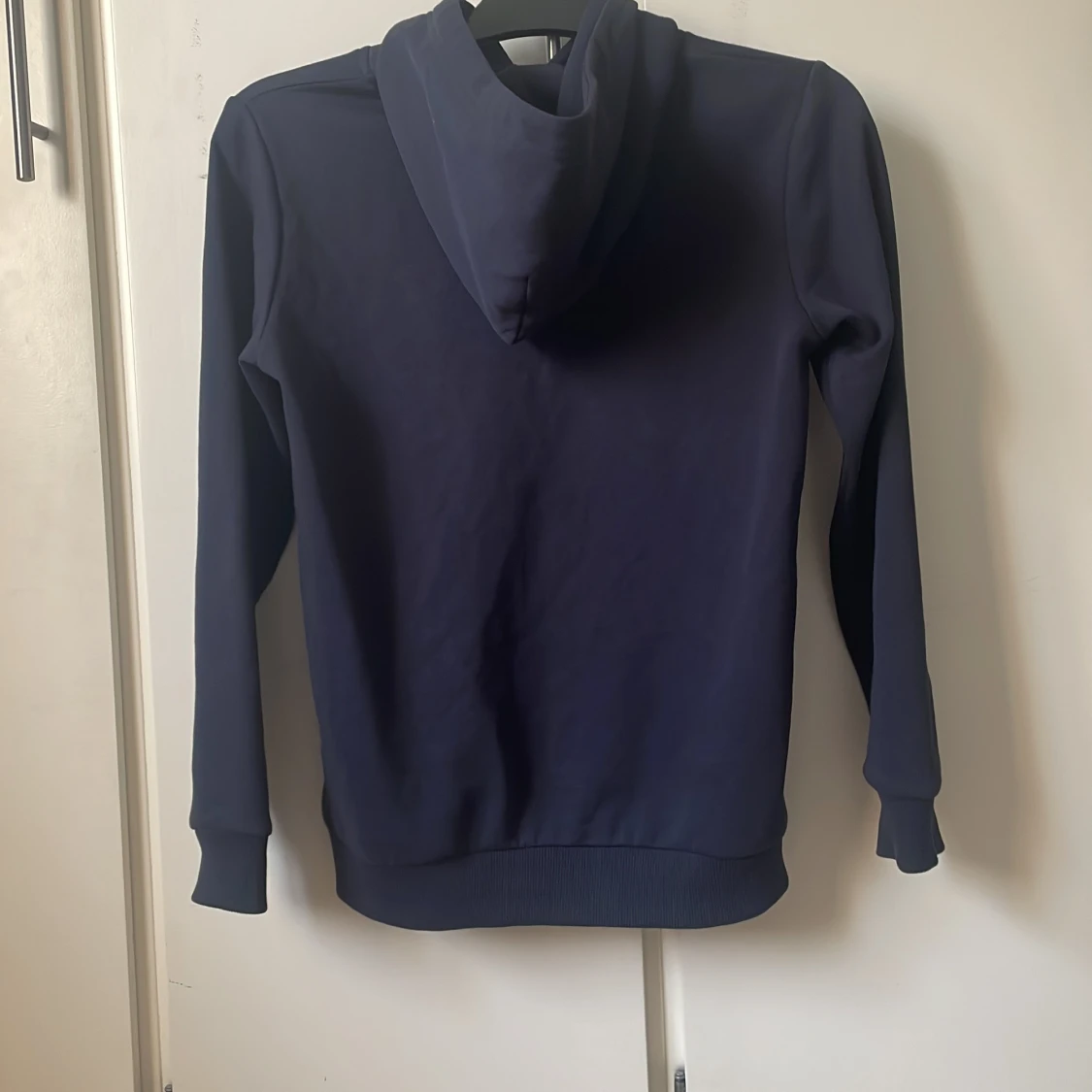 Mörkblå hoodie från Peak Performance - 1