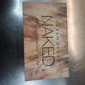 Urban Decay NAKED Illuminated Trio - Säljer en Urban Decay NAKED Illuminated Trio med tre skimrande highlighters i varma nyanser. Paletten har en stor spegel och ett snyggt marmorerat fodral. Borsten saknas. 