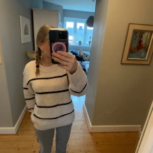 Vit stickad tröja med svarta ränder - Fin beige stickad tröja med svarta ränder. Jag skulle säga att den är lite stor i storleken. Säljer då den inte kommer till användning❣️