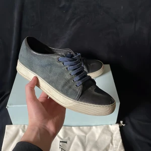 Lanvin Skor - Säljer nu ett par sköna lanvins då jag tröttnat på dom, dom är i storlek UK6, bra skick, finns nått slitage här och där men överlag endå rätt fina, en tvätt och dom är najs, Box och dustbag följer med