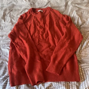 Rostfärgad stickad tröja i bomull/ullmix - Säljer en rostfärgad stickad tröja i bomull- och ullblandning. Tröjan har rund halsringning, långa ärmar och ribbade muddar vid ärmslut och nederkant. Perfekt för kyligare dagar och enkel att matcha med jeans eller kjol.