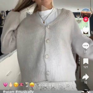 ONLY kofta - SLUTSÅLD eftertraktad kofta i fint skick med prislapp kvar. Endast använd två gånger. Tryck på köp nu!!!