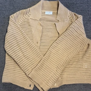 Beige stickad kofta från Holly & Whyte - Säljer en beige stickad kofta från Holly & Whyte. Används aldrig men super gullig inför våren 🥰