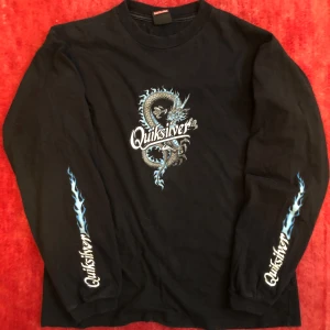2000s quiksilver dragon long sleeve - Fye fit s/women m 