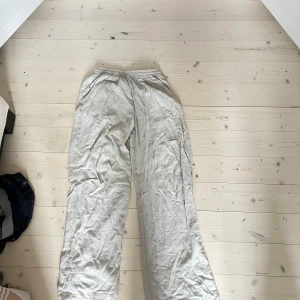 Beiga linnebyxor från Lindex - Säljer ett par beiga linnebyxor från Lindex med resår i midjan. Byxorna har en loose passform och raka ben, perfekta för en avslappnad stil. Superlätta och sköna att bära under varmare dagar.