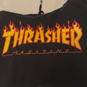 Thrasher Hoodie - Säljer min Thrasher hoodie då den inte längre kommer till användning | Hoodien är i bra skick utöver defekta snören som har börjat ge sig | Hör av dig vid intresse ❗️ (Kan sänka pris vid snabb affär)