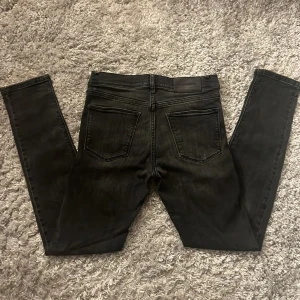 J lindeberg skinny fit jeans - Säljer dessa svarta snygga j.lindeberg jeansen i skinny fit, sitter skinny/slim. Liten defekt till höger om läderlappen (se bild 3). Jeansen är i storlek 29/32. Bara att skriva över frågor och funderingar, pris kan diskuteras.