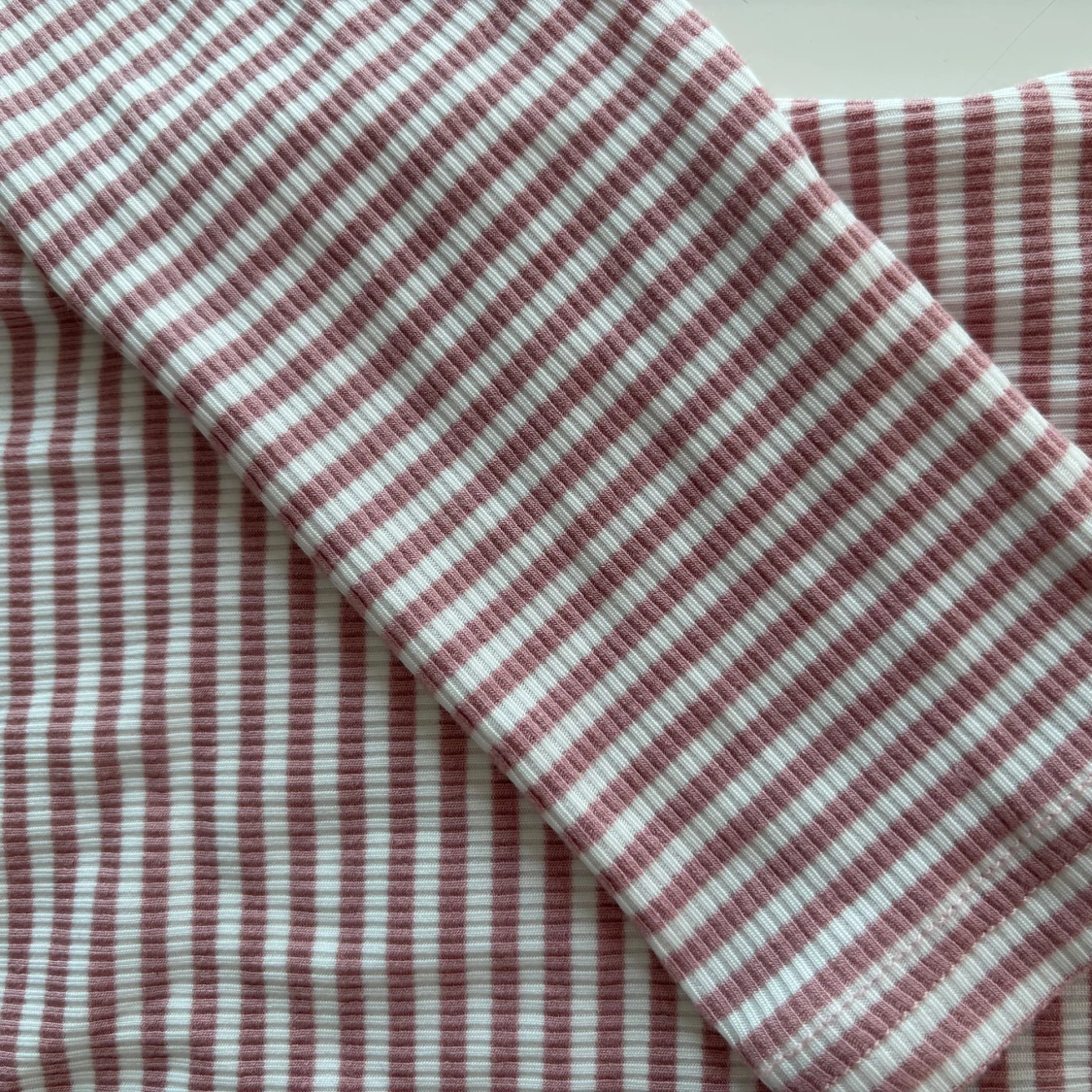 Randig långärmad topp i rosa och vit - 1