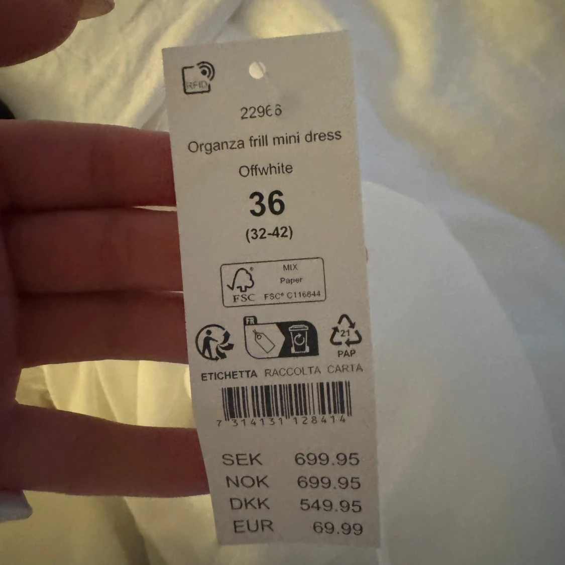 Vit volangklänning med smala axelband - 2