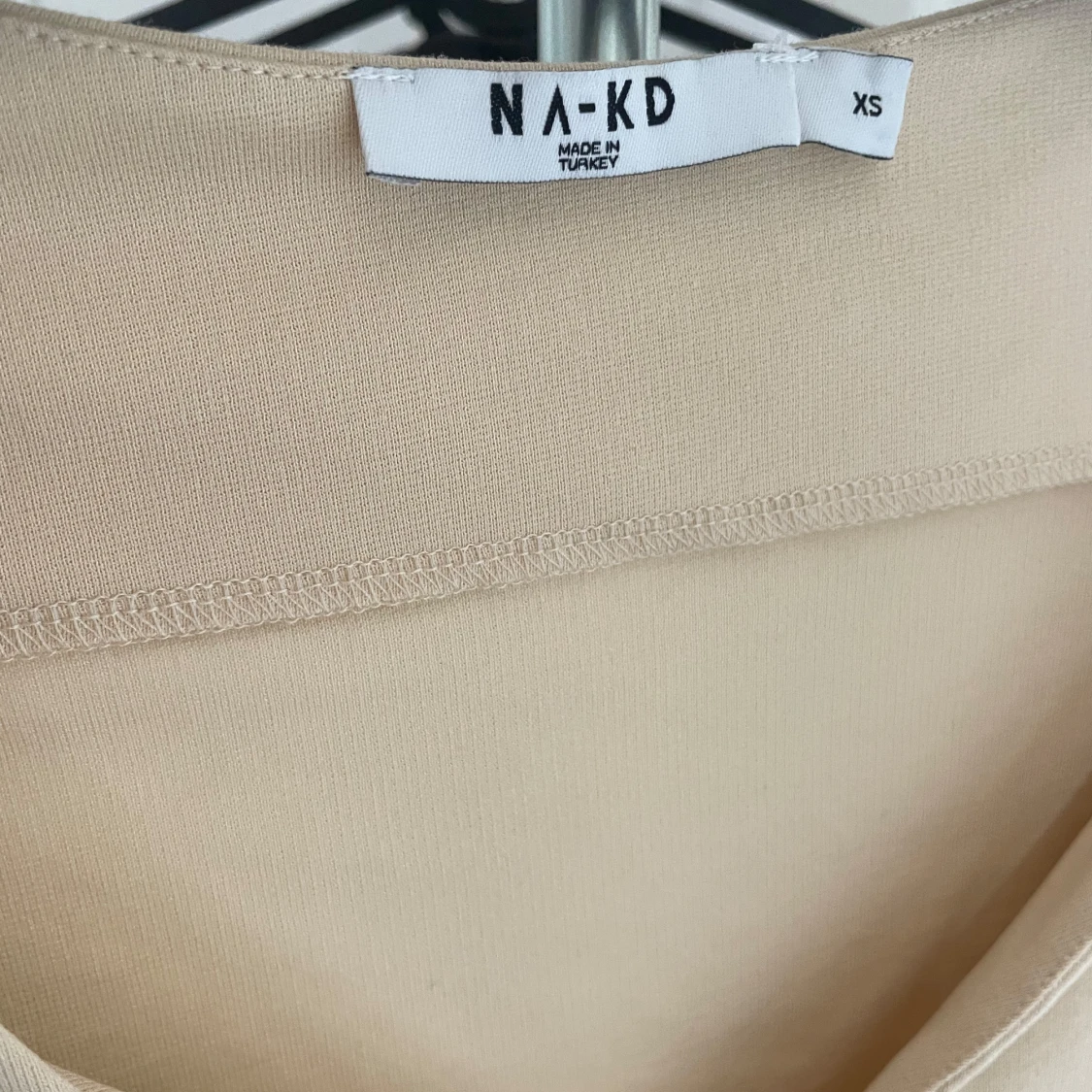 Beige croppad topp från NA-KD - 2
