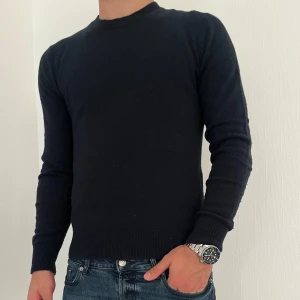 Stickad tröja från J.Lindeberg - Tja! Säljer en mörkblå stickad tröja från J.Lindeberg. Tröjan har använts fåtal gånger och det förekommer inga defekter. Storleken är M och true to size. Vid minsta lilla fundering tveka inte på att höra av er!