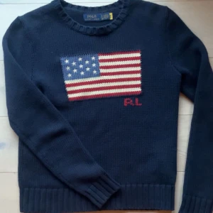 Tröja Polo Ralph Lauren - Säljer min mörkblåa stickade tröja från Polo Ralph Lauren💕💕sååå fin🥰