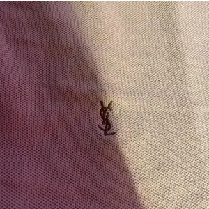 Säljer nu en tvär fet piké från ysl, riktigt stiligt och perfekt för mer klassisk tillfälle. Sitter perfekt på dig som bär storlek XL. Självklart äkta och i super skick! Hör av dig vid minsta fundering 🤔 
