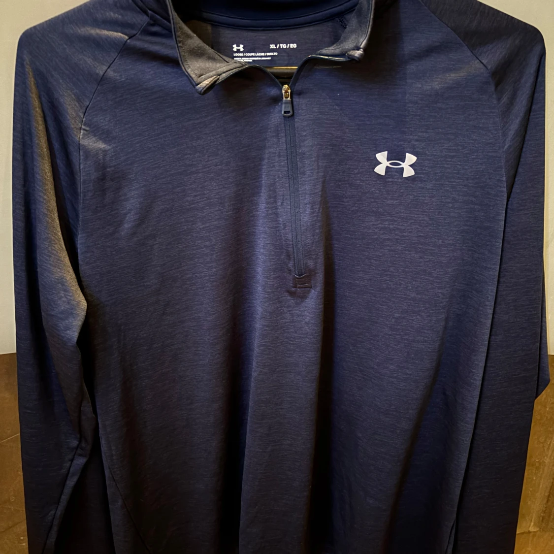 Mörkblå långärmad träningströja från Under Armour