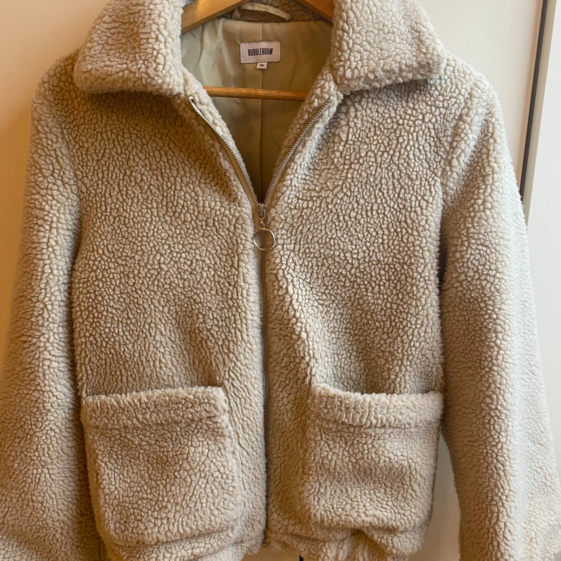 Beige teddyjacka från Bubbleroom