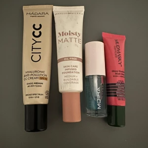 Smink set olika  - Säljer en samling sminkprodukter: Mádara City CC Cream i nyansen Medium mer än hälften kvar ny pris 275kr, Makeup Mekka Moisty Matte Foundation i nyansen Almond testat några gånger , Moira läppolja ny  och Mudmasky Glowy Illuminating Blush Drops testad. Perfekt för en fräsch och naturlig look. Allt för 70kr