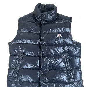 Moncler Tib - Moncler TiB. Storlek 3 svart. Fint skick utöver den lilla lagning. Pris 2890 finns att köpa på Fashionels.com