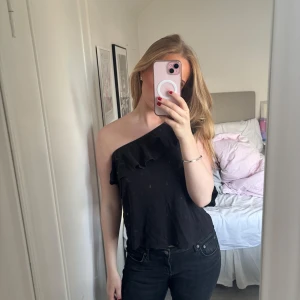 Svart oneshoulder topp - Fin svart oneshoulder topp med volangdetalj. Inga defekter!!💓