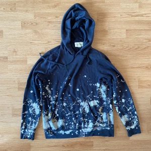 Ralph Lauren Hoodie   - !skicka bud för snabb affär! Tvärfet denim supply rl hoodie, sällsynt paintsplatter model. Storlek L i super bra skick. Skriv om ni undrar någonting 📲💯