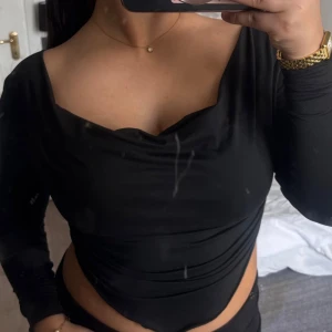 Svart långärmad topp - Snygg svart långärmad topp. Använts väldigt lite så är i bra skick. 