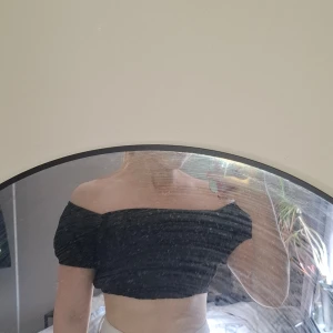 Svart offshoulder topp - Säljer en svart offshoulder topp med korta ärmar. Toppen är croppad.