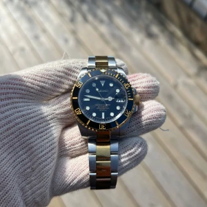 Seiko Submariner Two Tone Mod 40mm - Hej. Säljer en lyxig Seiko Submariner Mod. En lyxig klocka som sticker ut. Om klockan: NH35 automatisk rörelse. 904L stainless steel. Safir glas fram och bak. Oyster armband. Verktyg till länkar ingår!