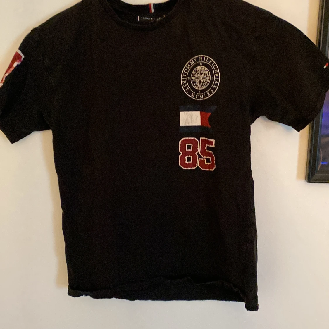 Svart t-shirt från Tommy Hilfiger med tryck
