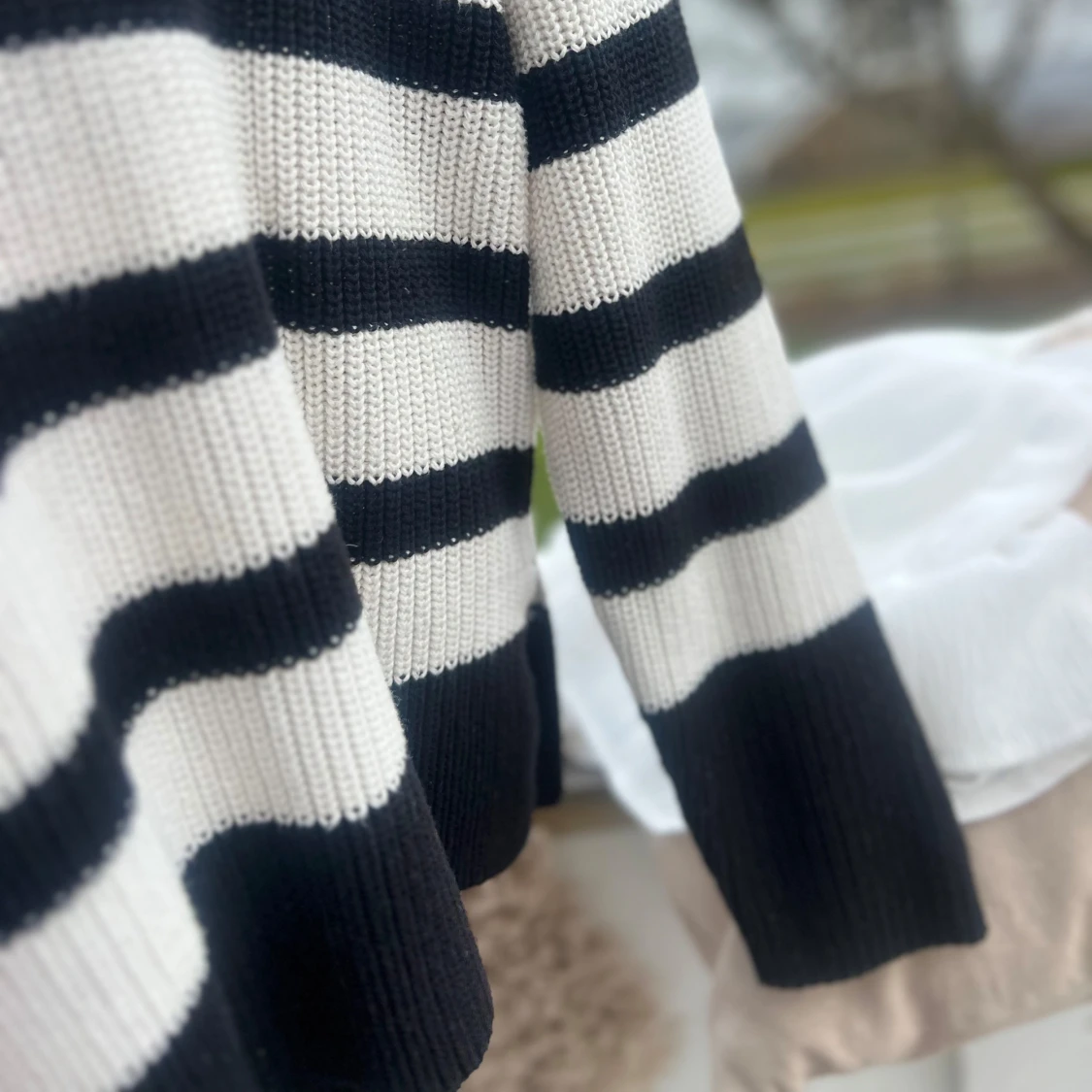 Svartvit randig stickad tröja från Gina Tricot - 2