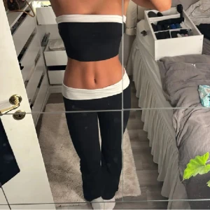 Vit svart sätt  - Ett vit svart sätt med ett par yoga pants och en tub topp. Köpte detta här på plik så bilden är lånad av den jag köpte ifrån. Säljer de då det inte passade för att byxorna var för korta köpte de för   150 kr