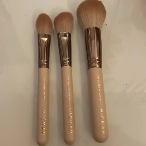 Set med sminkborstar från Hickap - Säljer tre sminkborstar från Hickap: 601 Ultra Powder, 602 Angled Contour och 603 Cheek Brush. Borstarna är nya och inte använda.